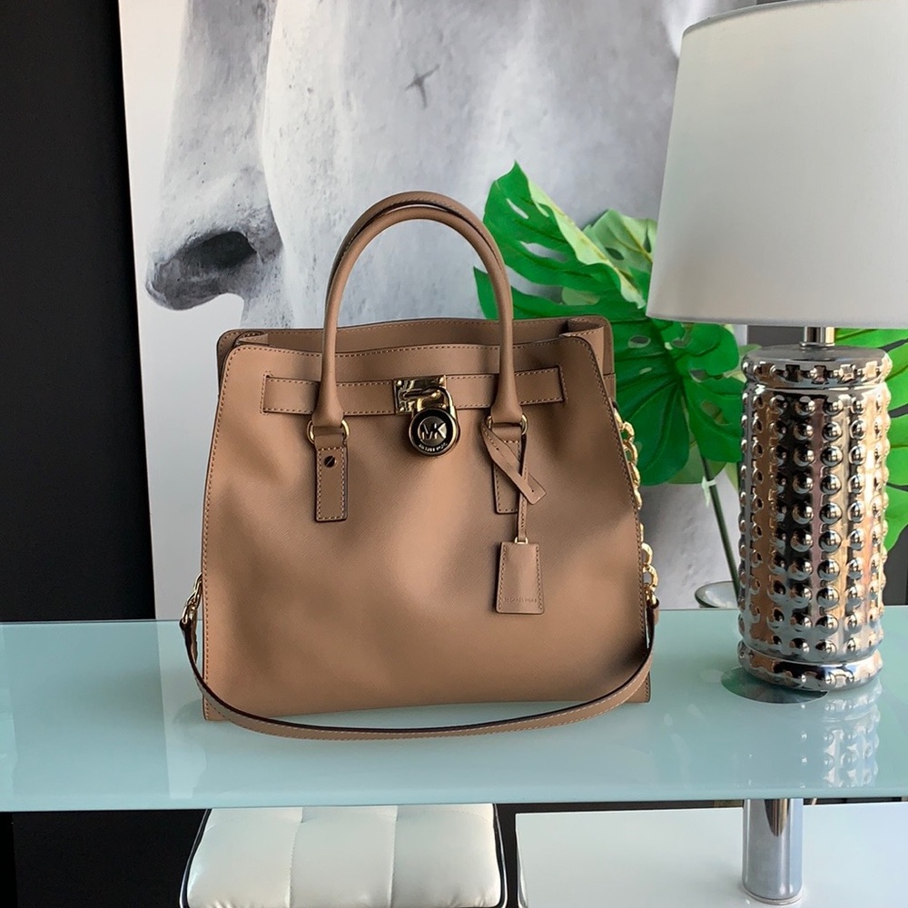 💎✨✨💼 Authentic Micheal Kors Large Hamilton tote bag in the color taupe!✨✨💎